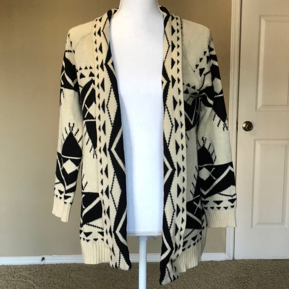 Escio Sweater Tribal Aztec Black Beige Winter Fall